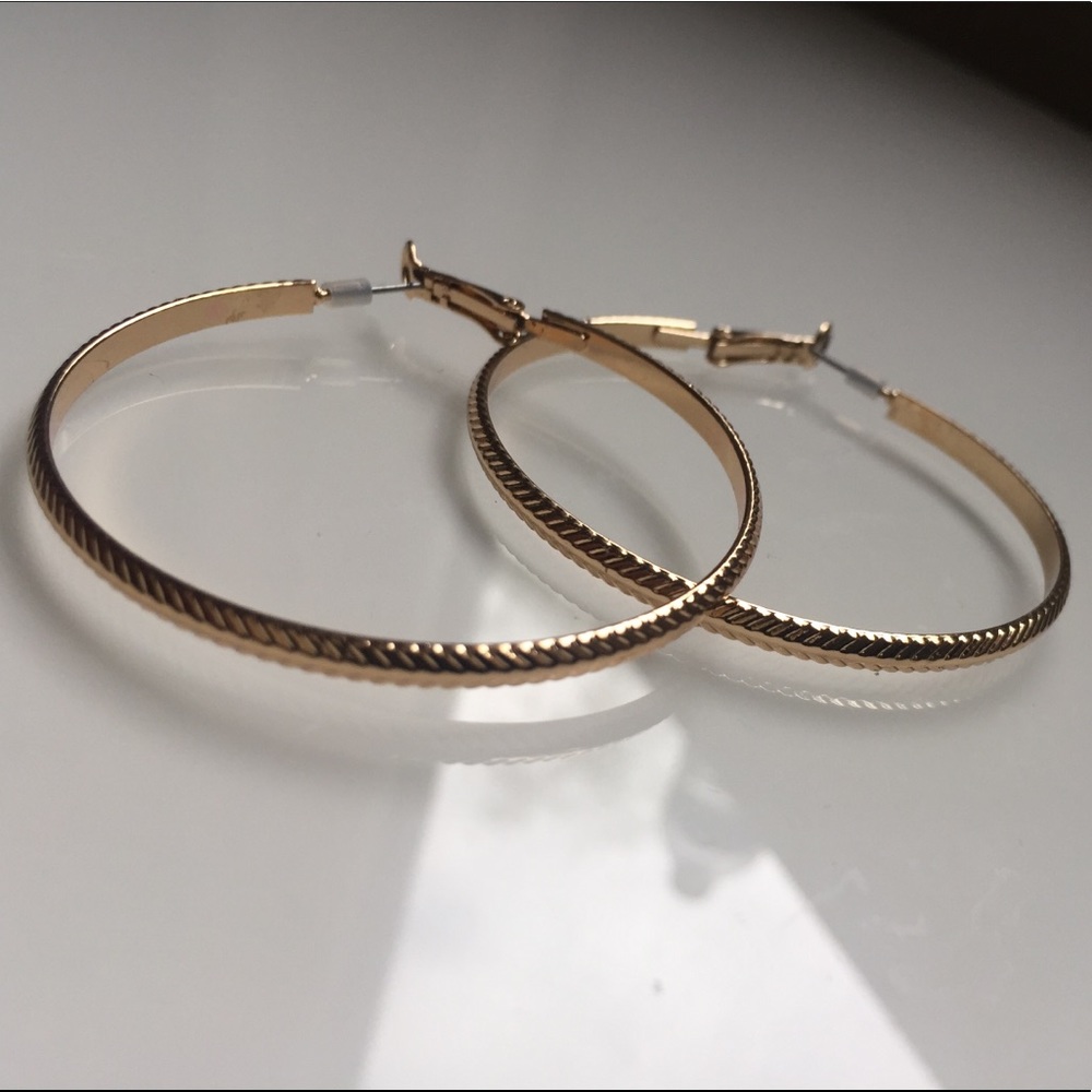 Brand New “Fishbone” Detail Gold Hoops